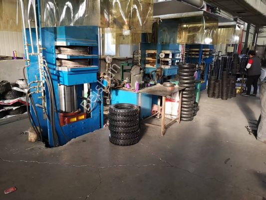 Хорошая цена Пресс-машина для вулканизации сельскохозяйственных шин из твердой резины с паровым подогревом, давлением 200 тонн и временем вулканизации 0-999 секунд онлайн