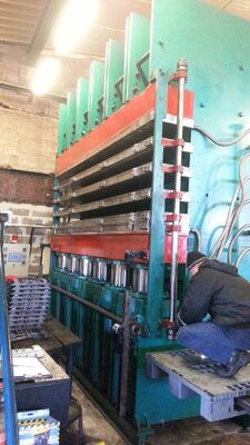 Хорошая цена ПЛК-управляемая машина для вулканизации протектора шины с силой напряжения 10,0MN и улучшенной гидравлической системой для переработки онлайн